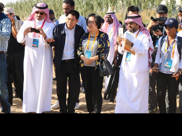 “一帶一路”生態(tài)治理民間合作國際論壇代表考察甘肅建投全國荒漠化防治（機(jī)械治沙工程）試驗(yàn)示范基地