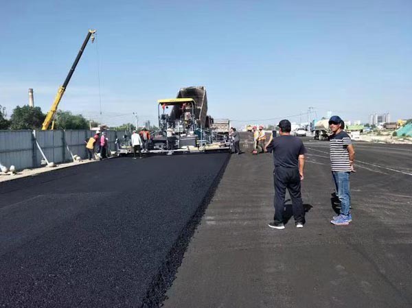武威北二環(huán)項目主干道進入最后鋪設(shè)瀝青階段