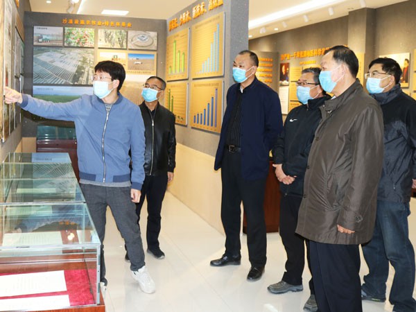 武威市政協(xié)領(lǐng)導(dǎo)馬得明一行調(diào)研甘肅建投全國荒漠化（機(jī)械治沙工程）試驗(yàn)示范基地