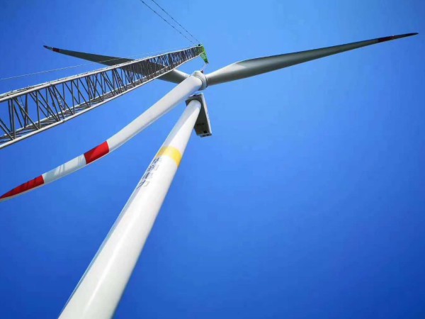 新能源公司各項(xiàng)目進(jìn)行風(fēng)電塔筒消缺工作