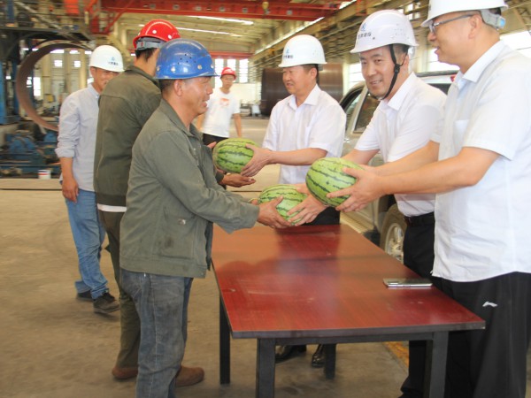 甘肅建投新能源公司 開展“關愛職工 夏送清涼”慰問活動 ——炎炎夏日戰(zhàn)酷暑  慰問一線潤心田