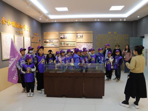 甘肅建投新能源公司沙漠研學(xué)旅行基地舉辦“沙漠尋綠，奪寶之旅”主題研學(xué)活動(dòng)